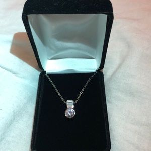 Beautiful necklace w/ case